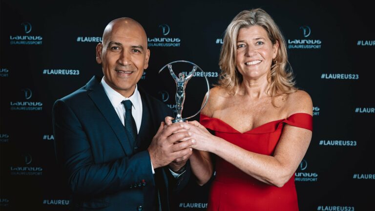 Auf dem Bild sind Birgit van Delft und Ramin Shahzamani zu erkennen, sie halten den Laureus Preis in der Hand.