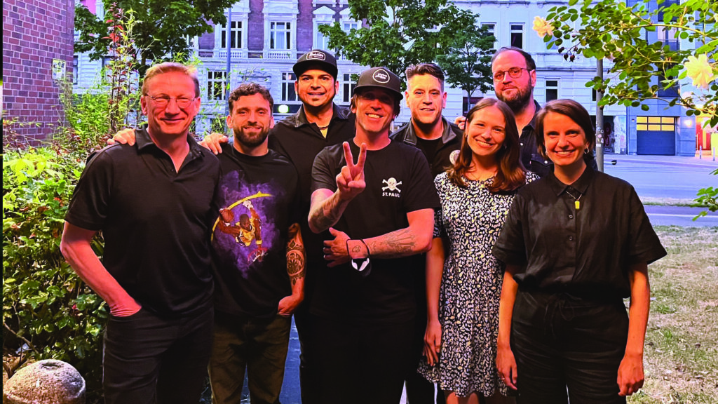 Es ist die Band Billy Talent und das Team von War Child zusehen.