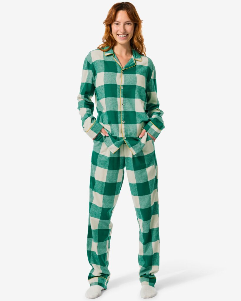 Eine Frau trägt einen grün-weiß karierten Pyjama
