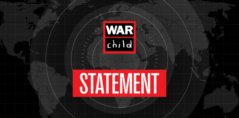 Grafische Weltkarte mit dem Logo von War Child und der Aufschrift "Statement"