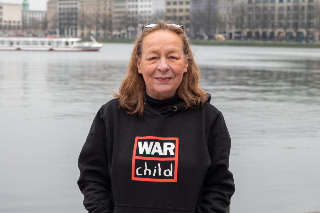 Porträt von War Child Deutschland Mitarbeiterin Ellen Eichler vor der Binnenalster in Hamburg