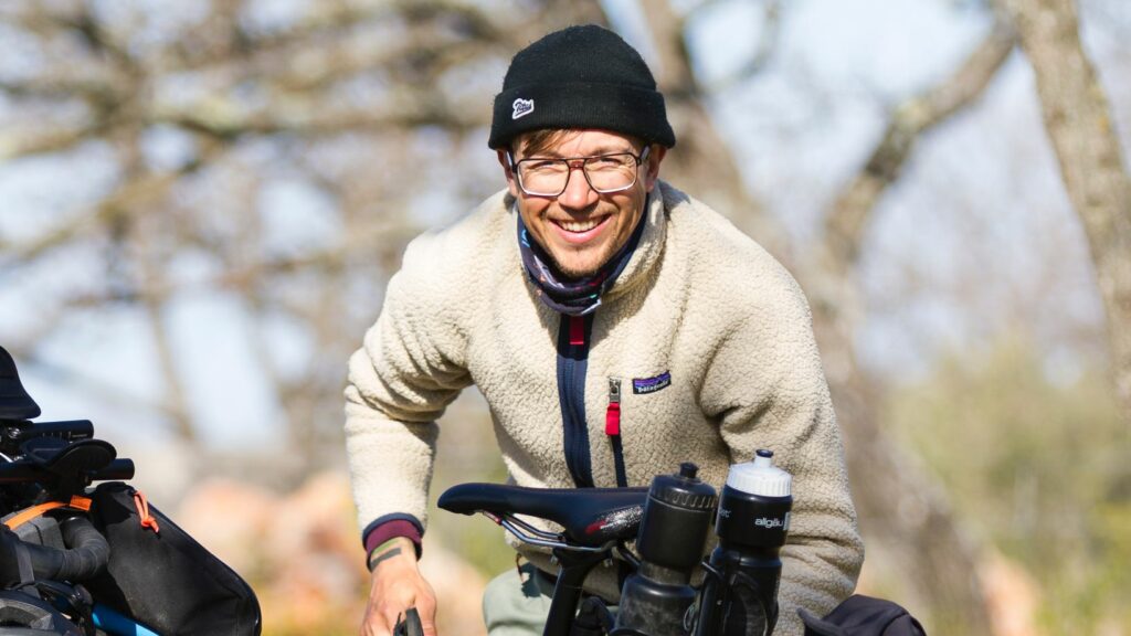 Fahrradfahrer Kevin neben Rad