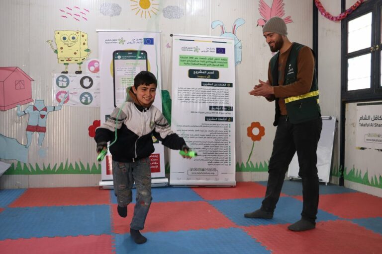 Walid (11) spielt in einem geschützten Raum