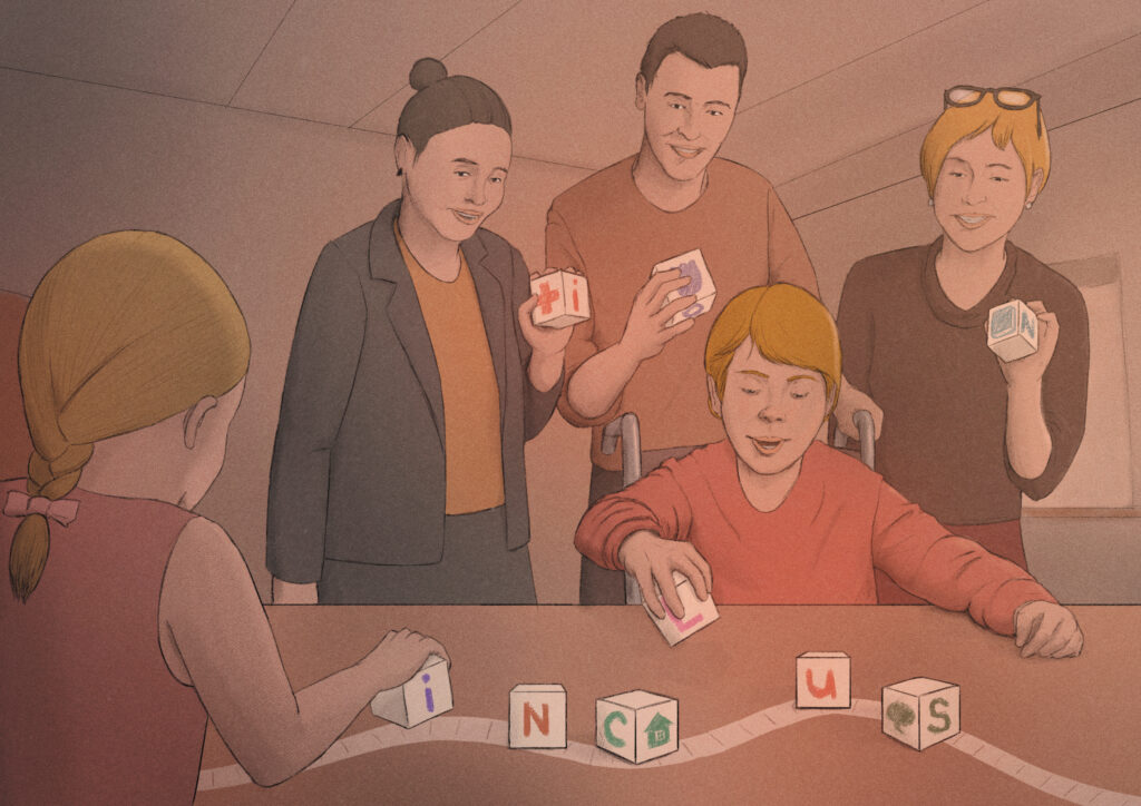 Ein Kind in einem Rollstuhl spielt mit Blöcken. Im Hintergrund steht seine Familie und sieht glücklich aus.