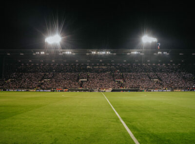 FC St. Pauli x War Child: Gemeinsame Lichtaktion im Millerntor-Stadion