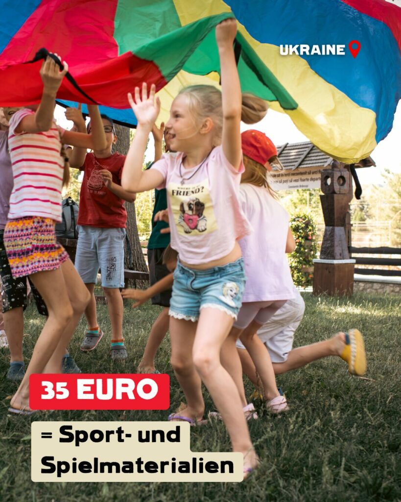 Kinder laufen unter einem großen Bunten Tuch im Kreis. Bildaufschrift: 35 Euro = Sport- und Spielmaterialien.