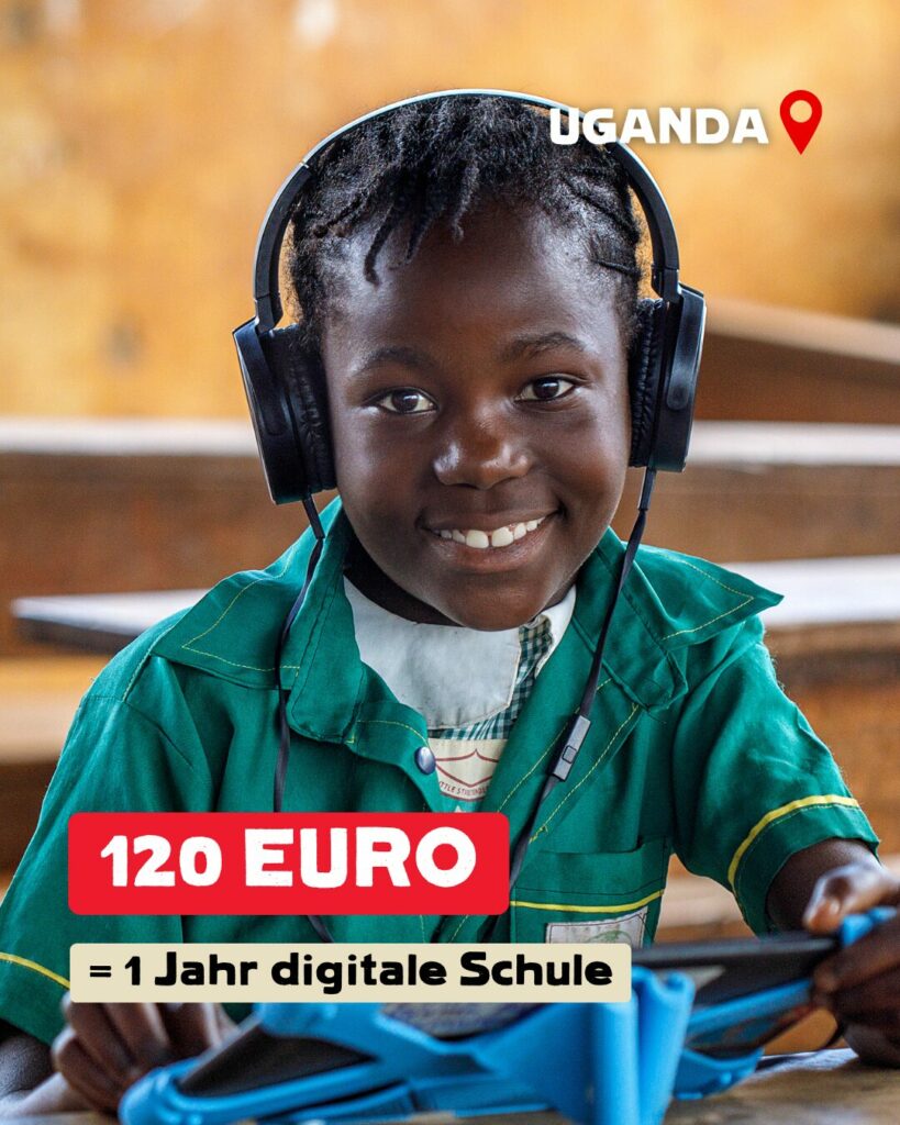 Kind aus Uganda trägt Kopfhörer, hat ein Tablet vor sich und lächelt. Er sitzt in einem leeren Klassenzimmer. Bildaufschrift: 20 Euro = 2 Monate digitale Schule