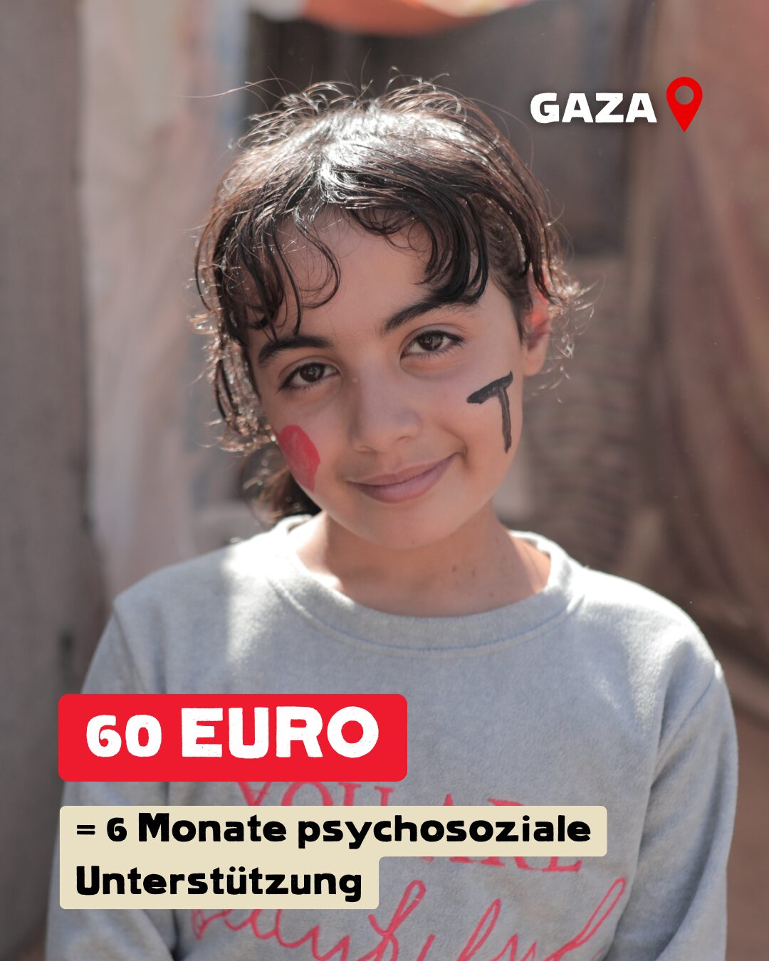 Mädchen mit braunen Haaren lächelt. Bildaufschrift: 60 Euro = 6 Monate psychosoziale Unterstützung.