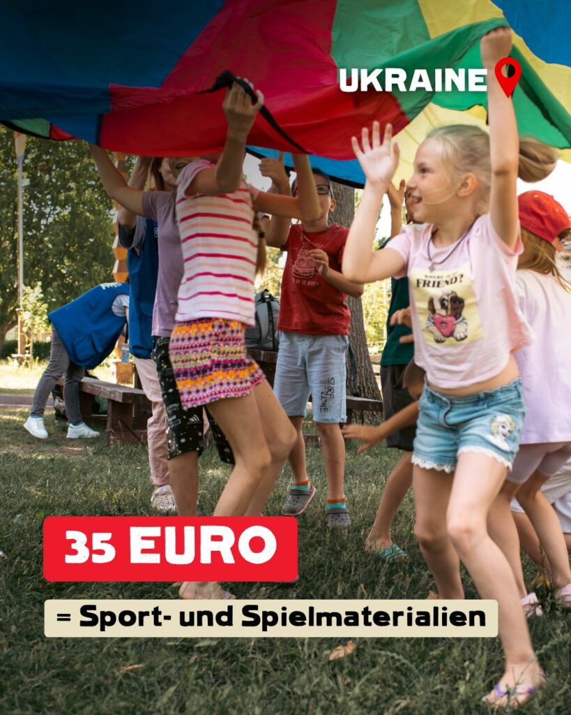 Kinder laufen unter einem großen Bunten Tuch im Kreis. Bildaufschrift: 35 Euro = Sport- und Spielmaterialien.