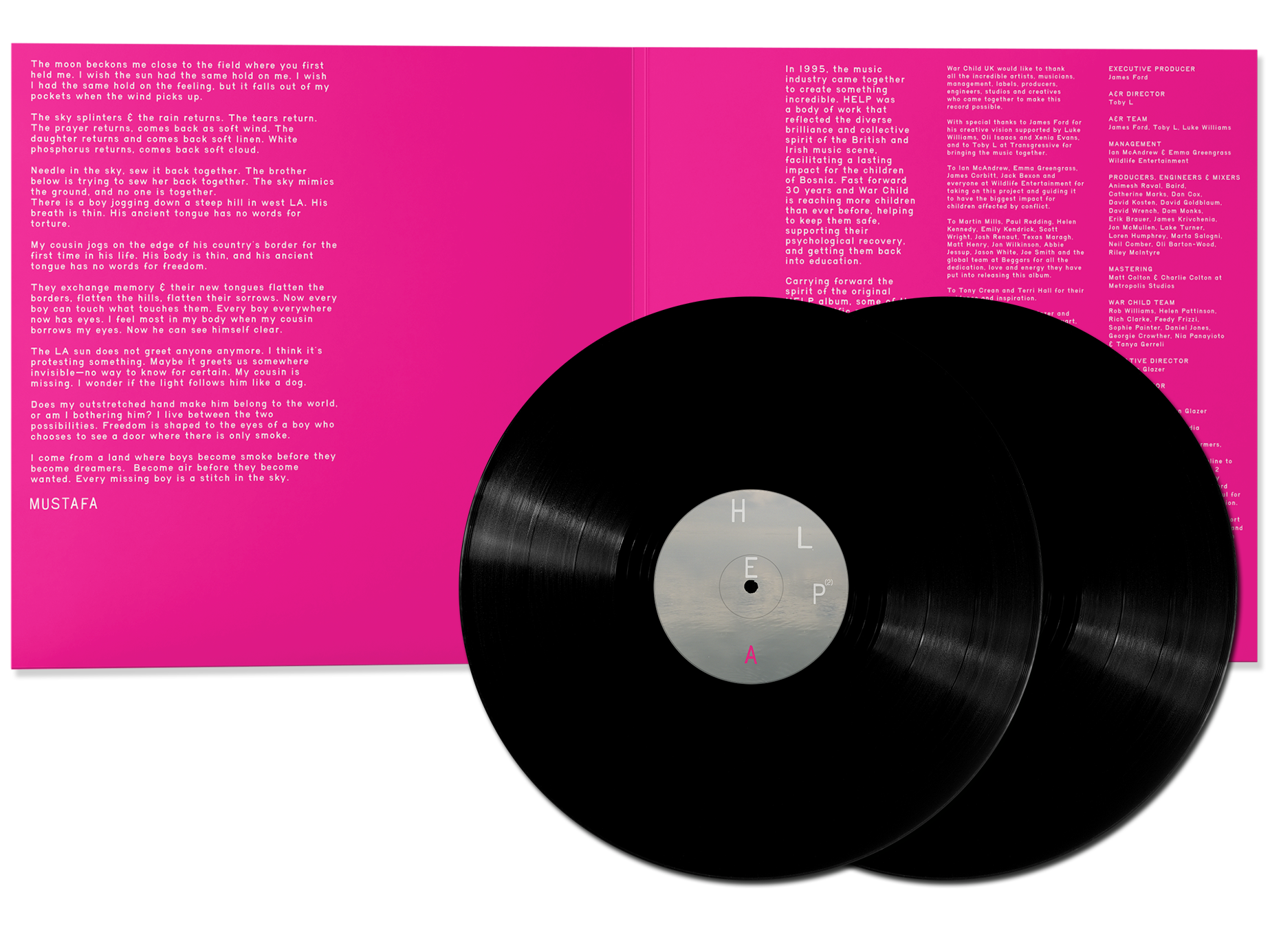 Zwei schwarze Vinyl-Platten mit der Aufschrift "HELP" (von vorne und Hinten zu sehen). Diese sind vor einem Aufgeklapptem pinken Album.