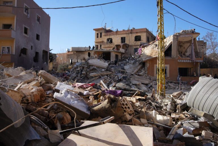 Eine bombadierte Gegend, wo viele Trümmer zu sehen sind.